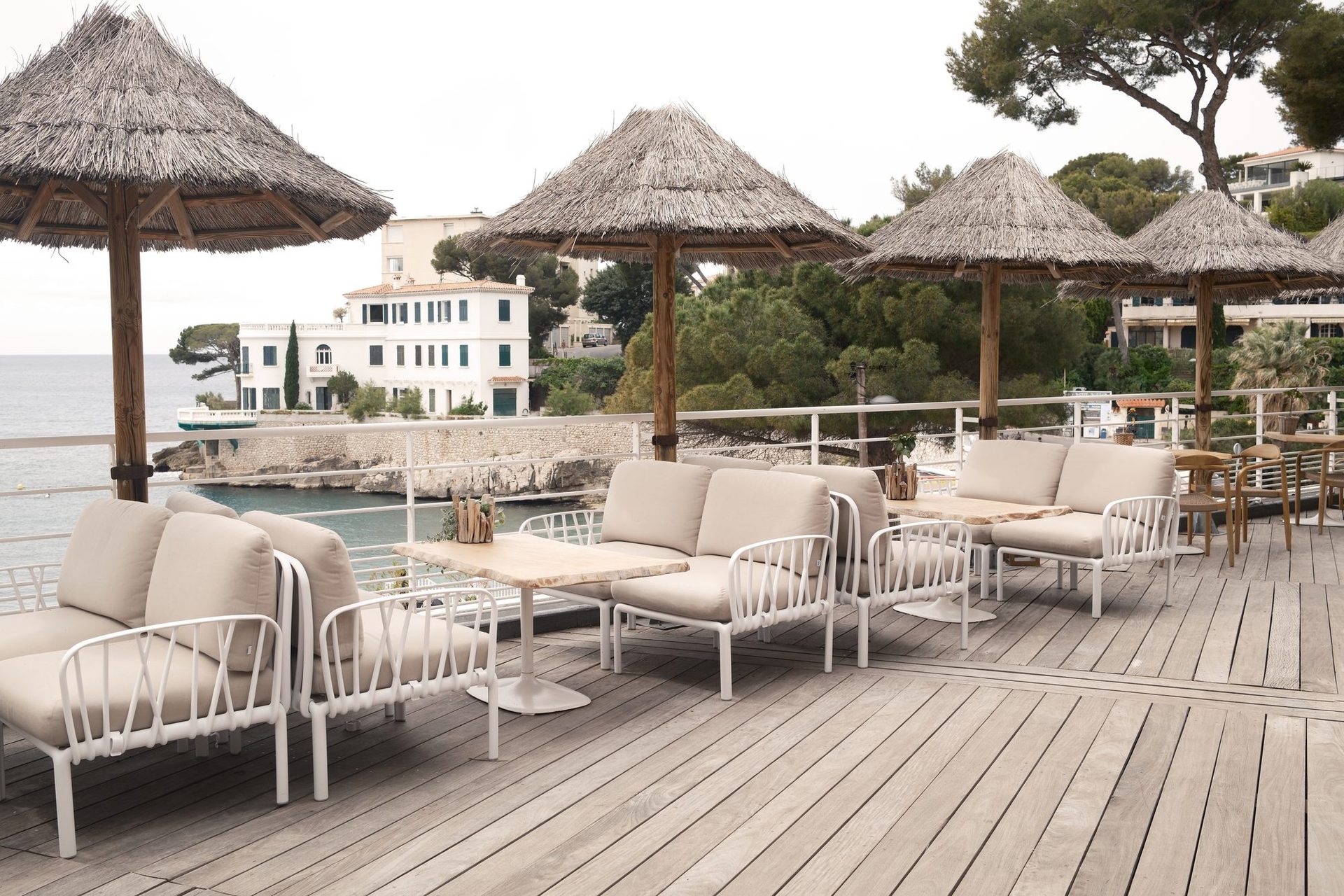 Terrasse avec parasols et vue mer
